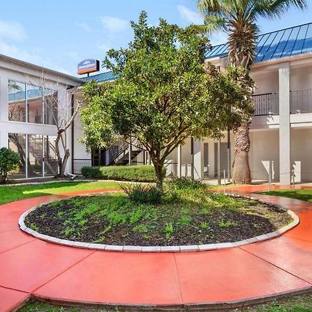 Howard Johnson By Wyndham San Antonio Hotel & Suites Экстерьер фото