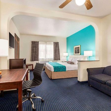 Howard Johnson By Wyndham San Antonio Hotel & Suites Экстерьер фото