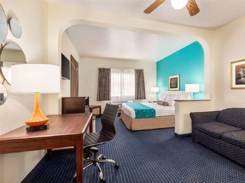 Howard Johnson By Wyndham San Antonio Hotel & Suites Экстерьер фото