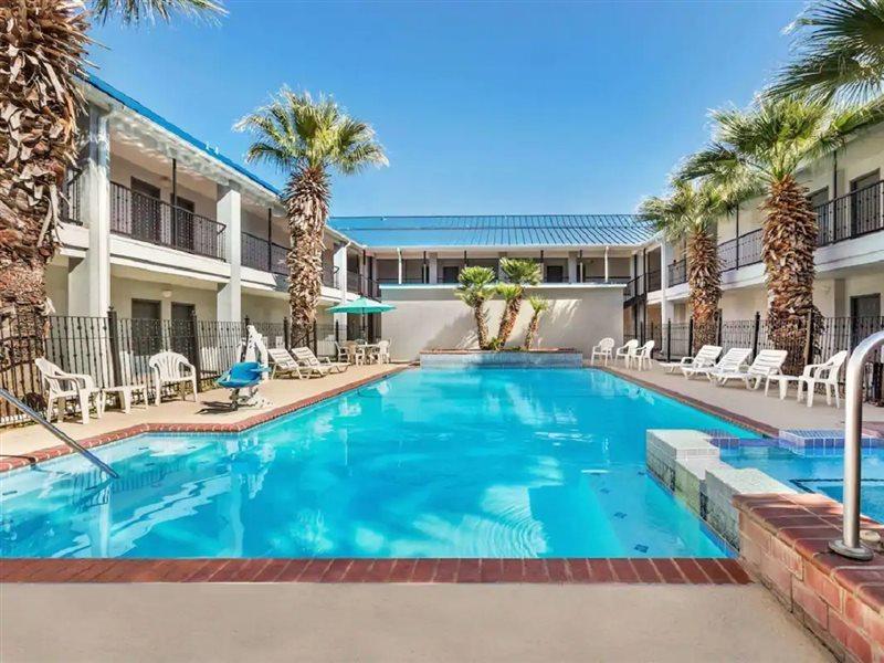 Howard Johnson By Wyndham San Antonio Hotel & Suites Экстерьер фото