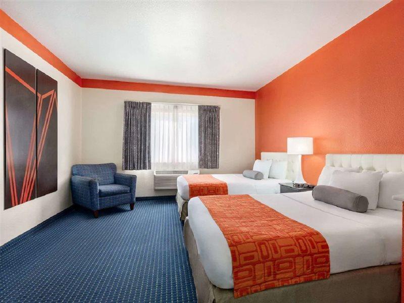 Howard Johnson By Wyndham San Antonio Hotel & Suites Экстерьер фото