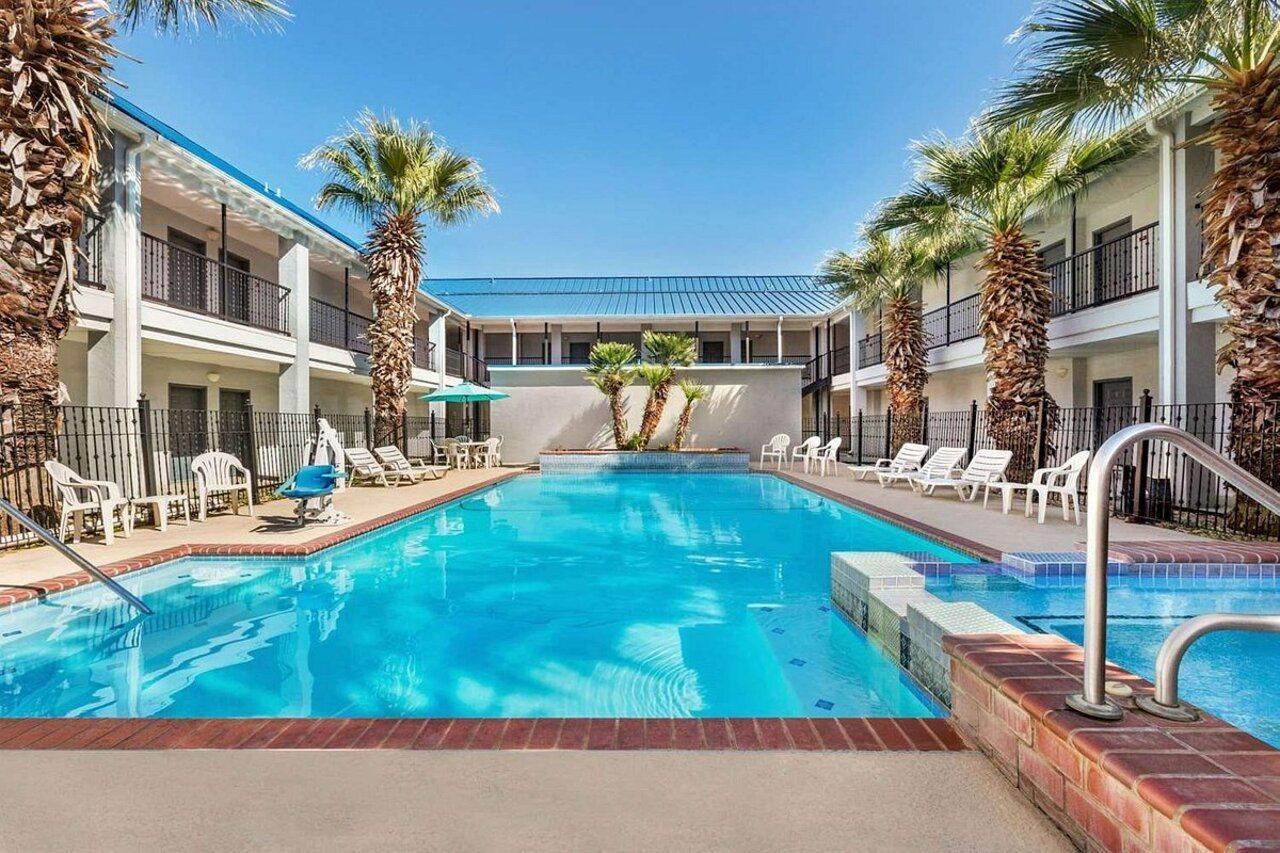 Howard Johnson By Wyndham San Antonio Hotel & Suites Экстерьер фото