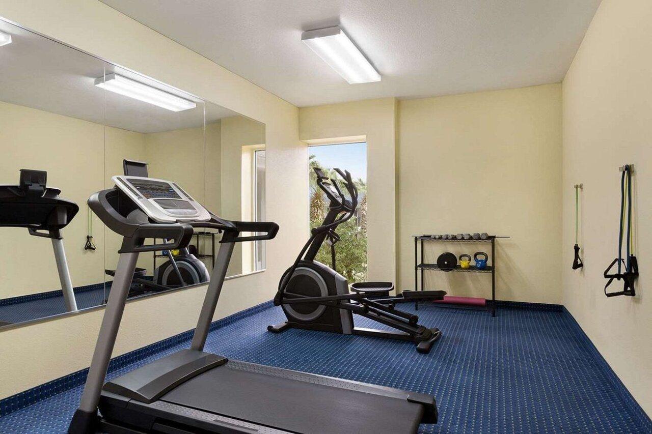 Howard Johnson By Wyndham San Antonio Hotel & Suites Экстерьер фото