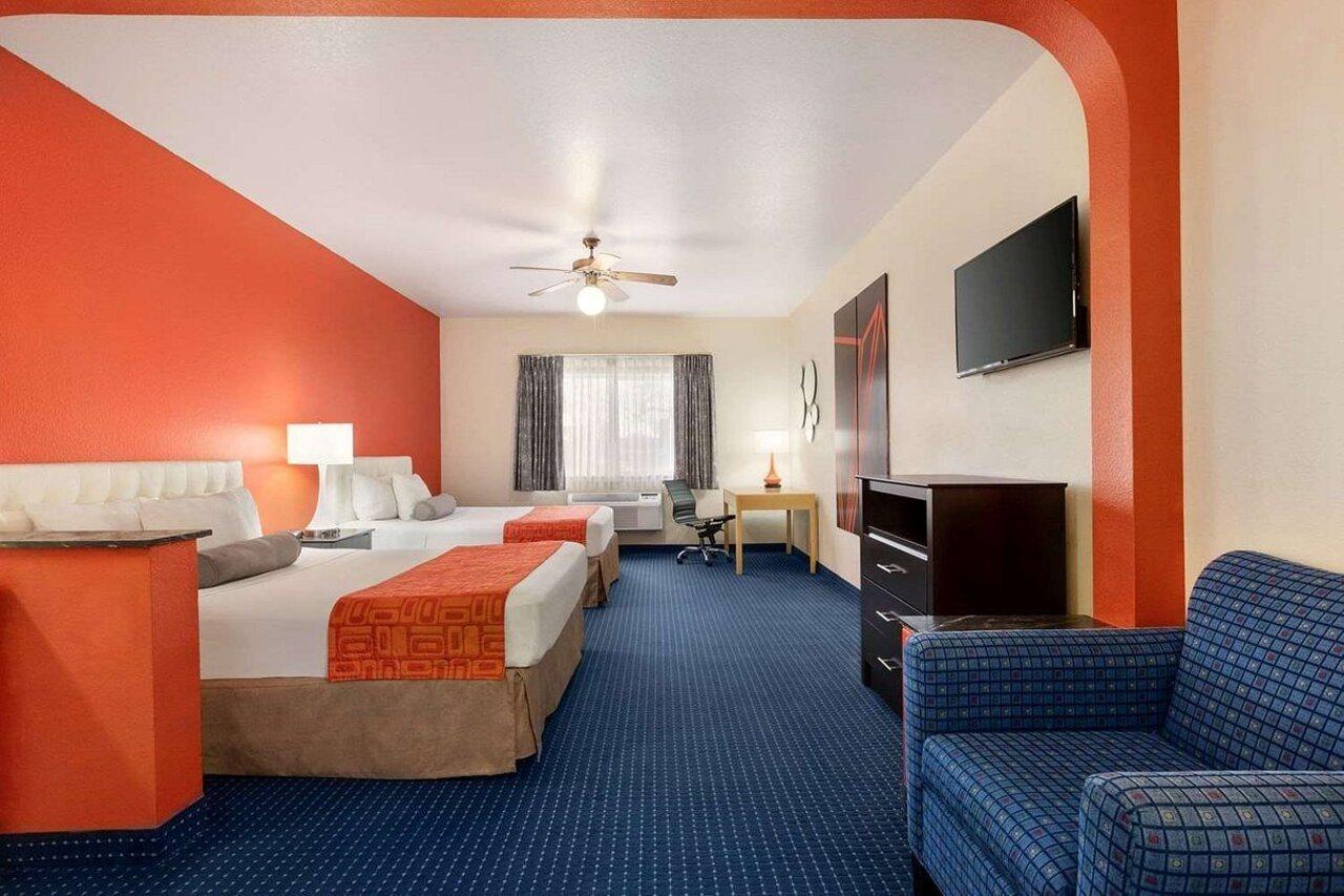 Howard Johnson By Wyndham San Antonio Hotel & Suites Экстерьер фото