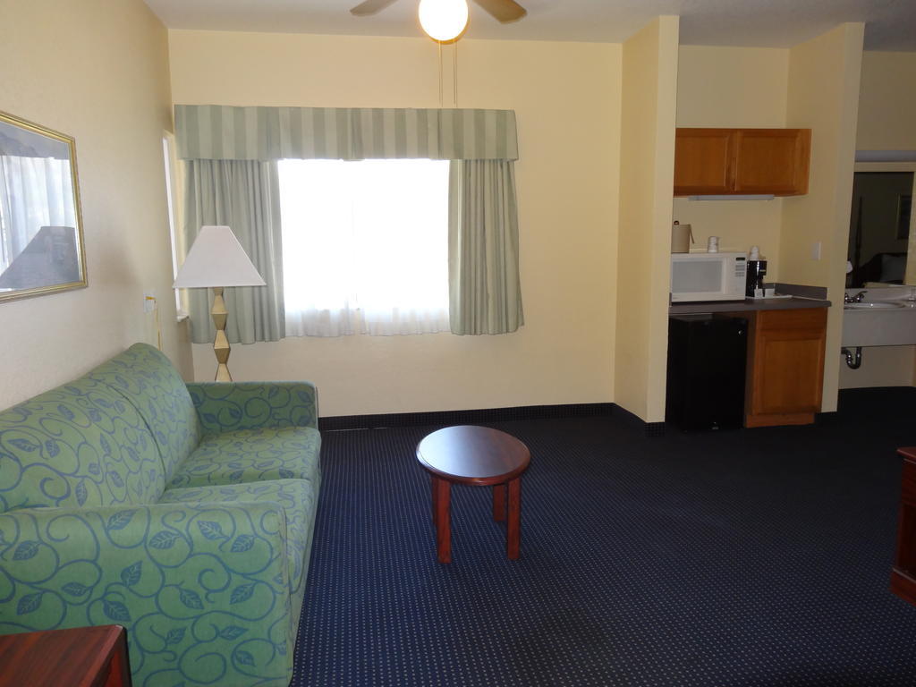 Howard Johnson By Wyndham San Antonio Hotel & Suites Экстерьер фото