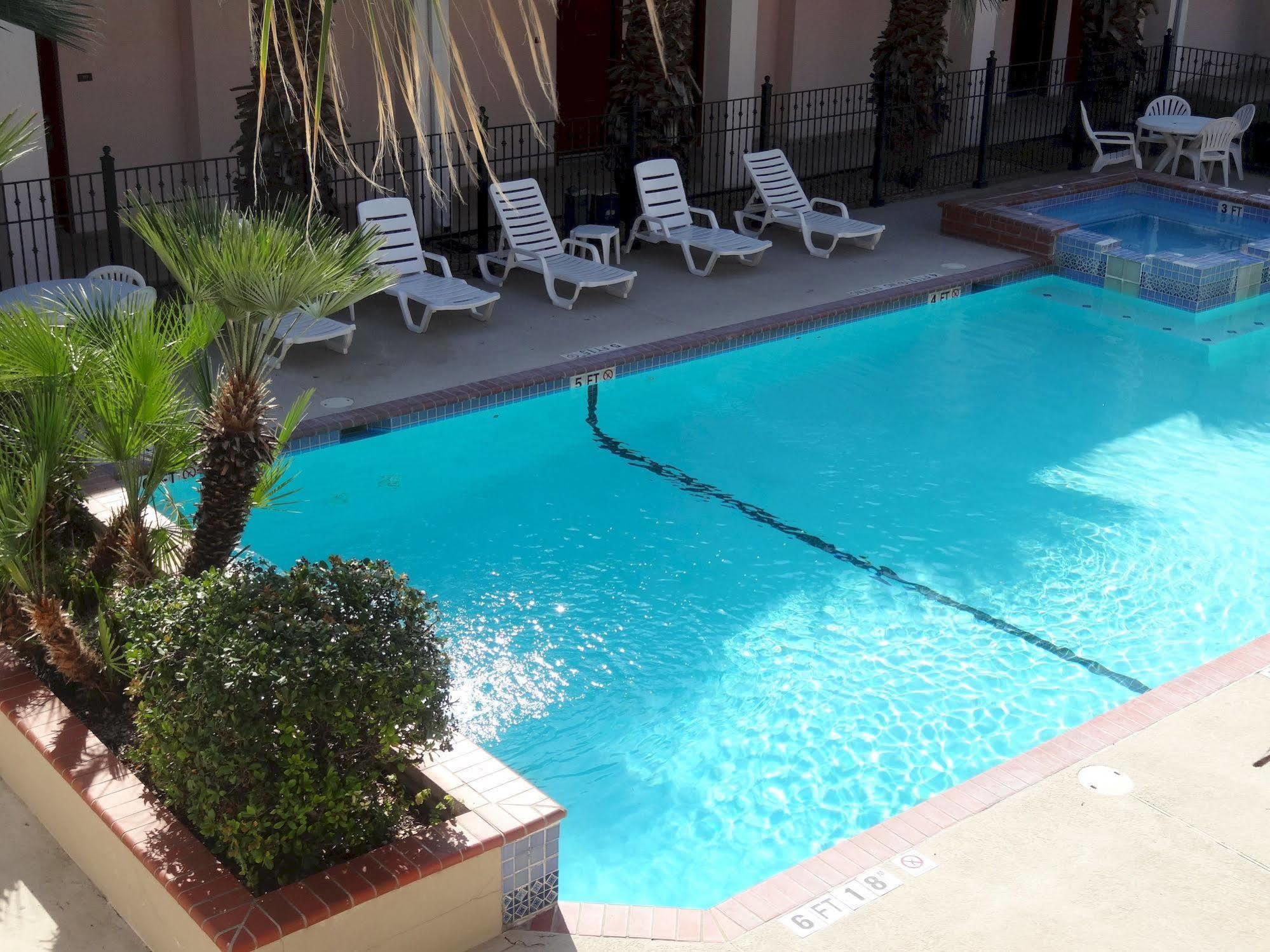 Howard Johnson By Wyndham San Antonio Hotel & Suites Экстерьер фото
