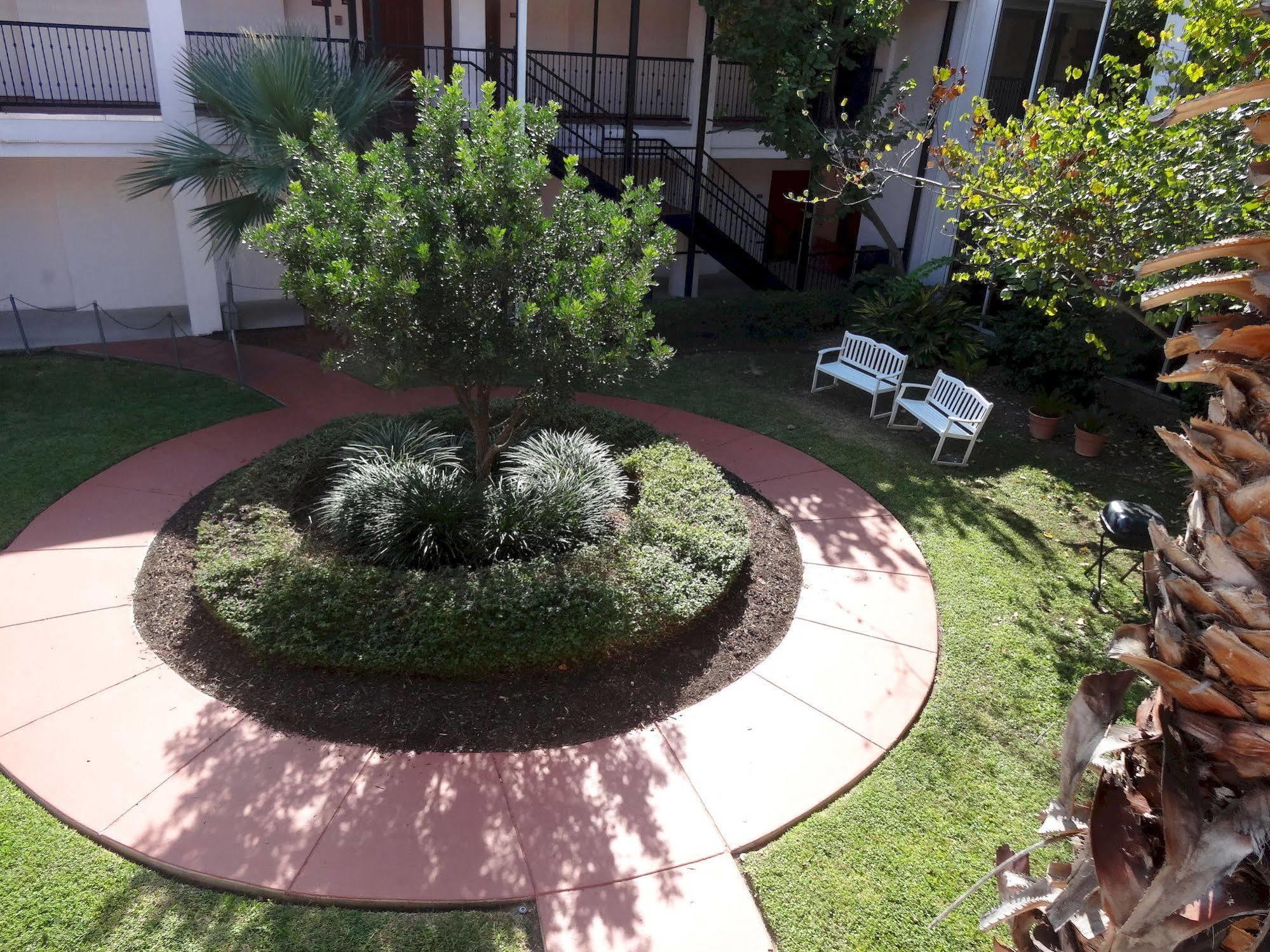 Howard Johnson By Wyndham San Antonio Hotel & Suites Экстерьер фото