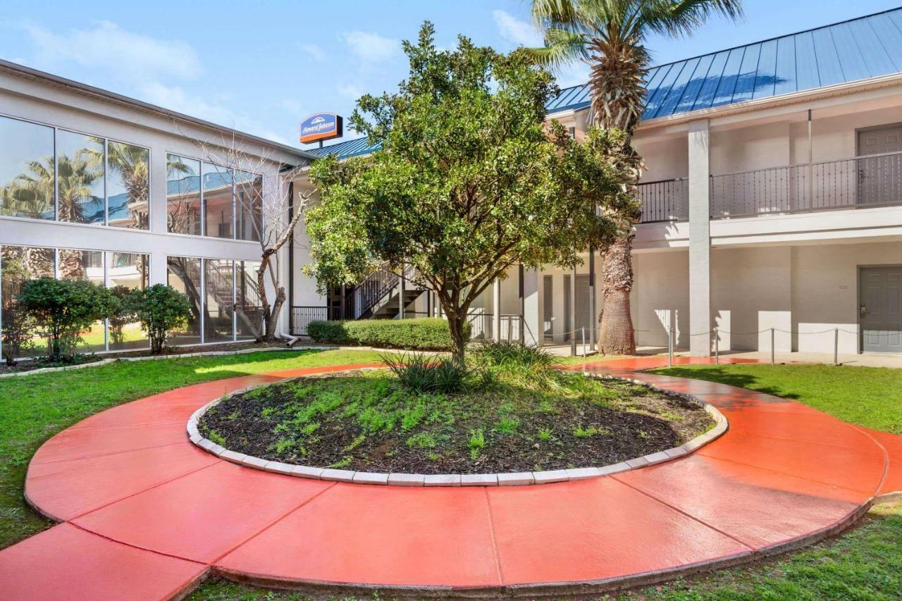 Howard Johnson By Wyndham San Antonio Hotel & Suites Экстерьер фото