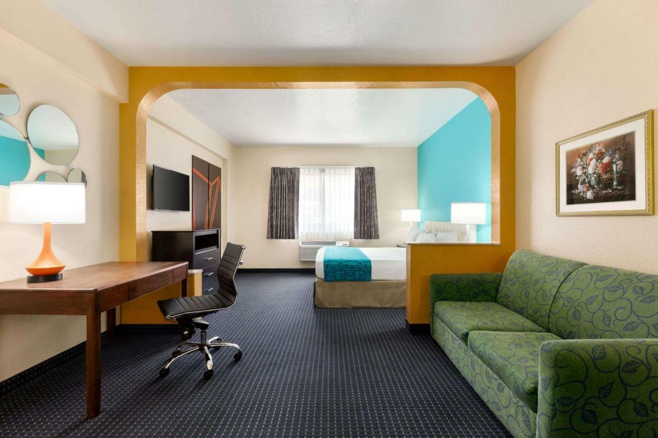 Howard Johnson By Wyndham San Antonio Hotel & Suites Экстерьер фото