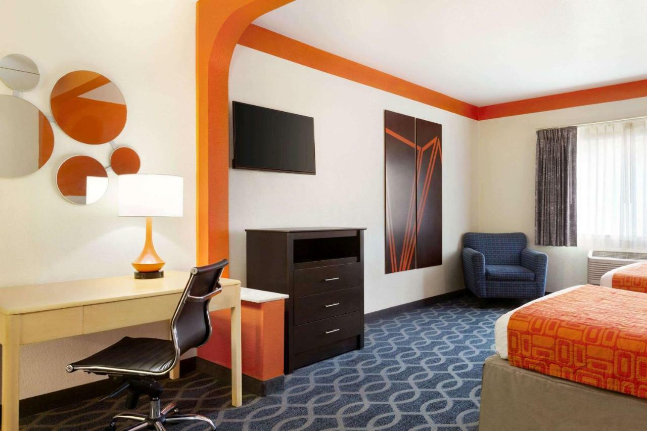 Howard Johnson By Wyndham San Antonio Hotel & Suites Экстерьер фото