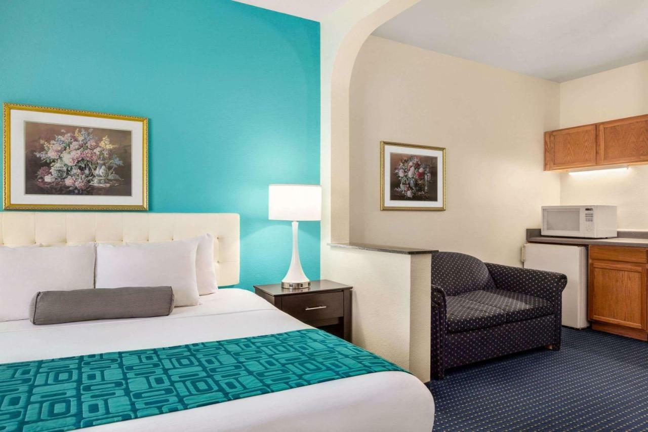 Howard Johnson By Wyndham San Antonio Hotel & Suites Экстерьер фото