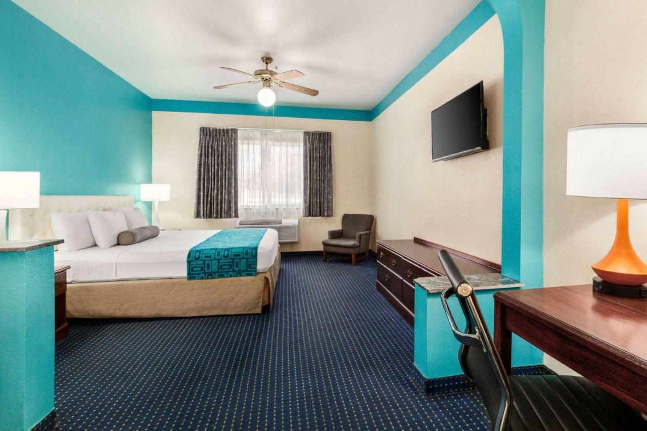 Howard Johnson By Wyndham San Antonio Hotel & Suites Экстерьер фото