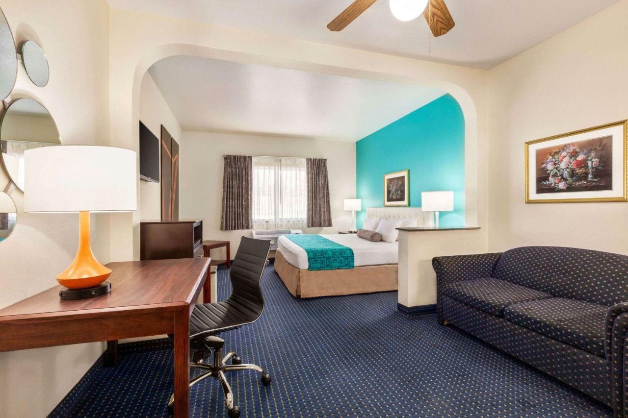 Howard Johnson By Wyndham San Antonio Hotel & Suites Экстерьер фото