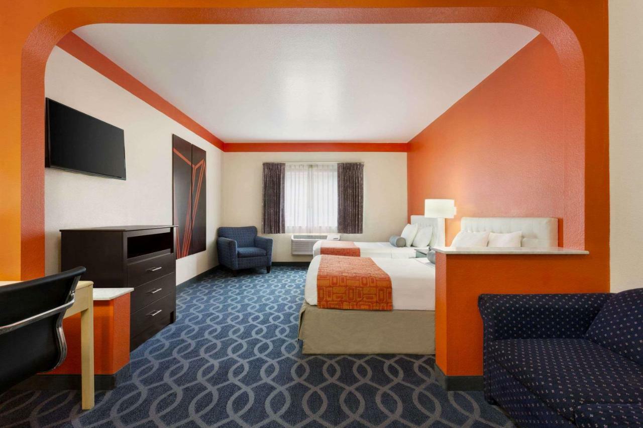 Howard Johnson By Wyndham San Antonio Hotel & Suites Экстерьер фото