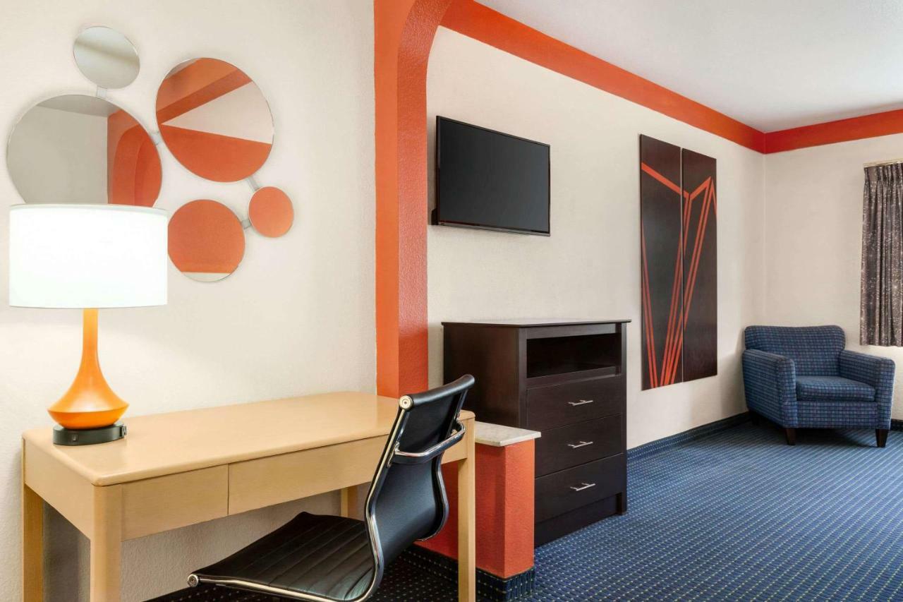 Howard Johnson By Wyndham San Antonio Hotel & Suites Экстерьер фото