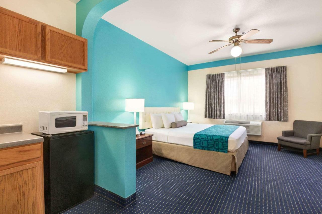 Howard Johnson By Wyndham San Antonio Hotel & Suites Экстерьер фото