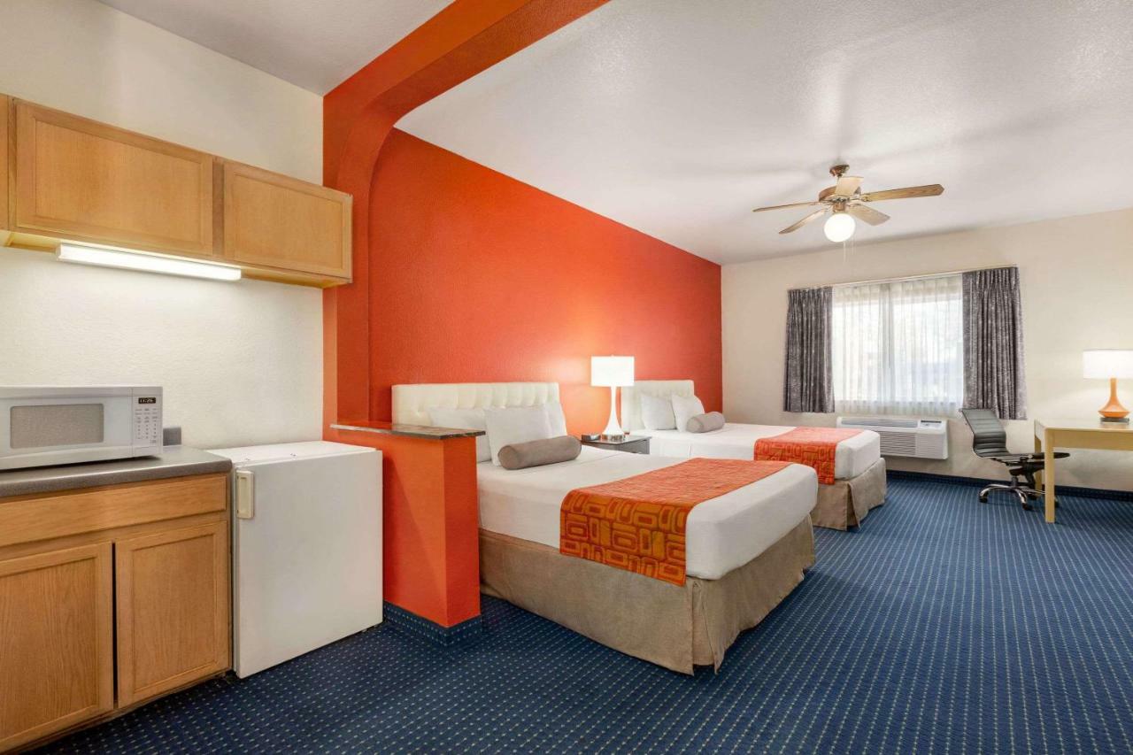 Howard Johnson By Wyndham San Antonio Hotel & Suites Экстерьер фото