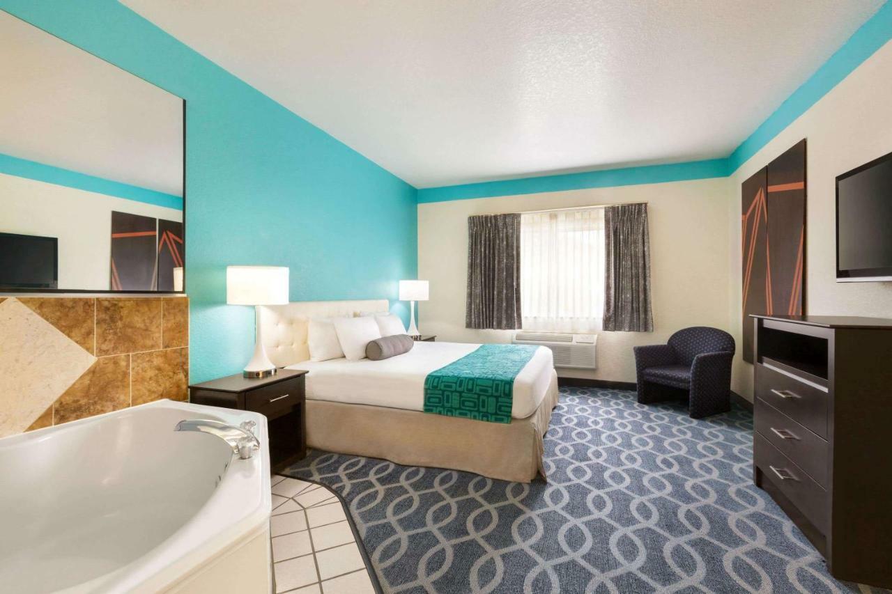 Howard Johnson By Wyndham San Antonio Hotel & Suites Экстерьер фото
