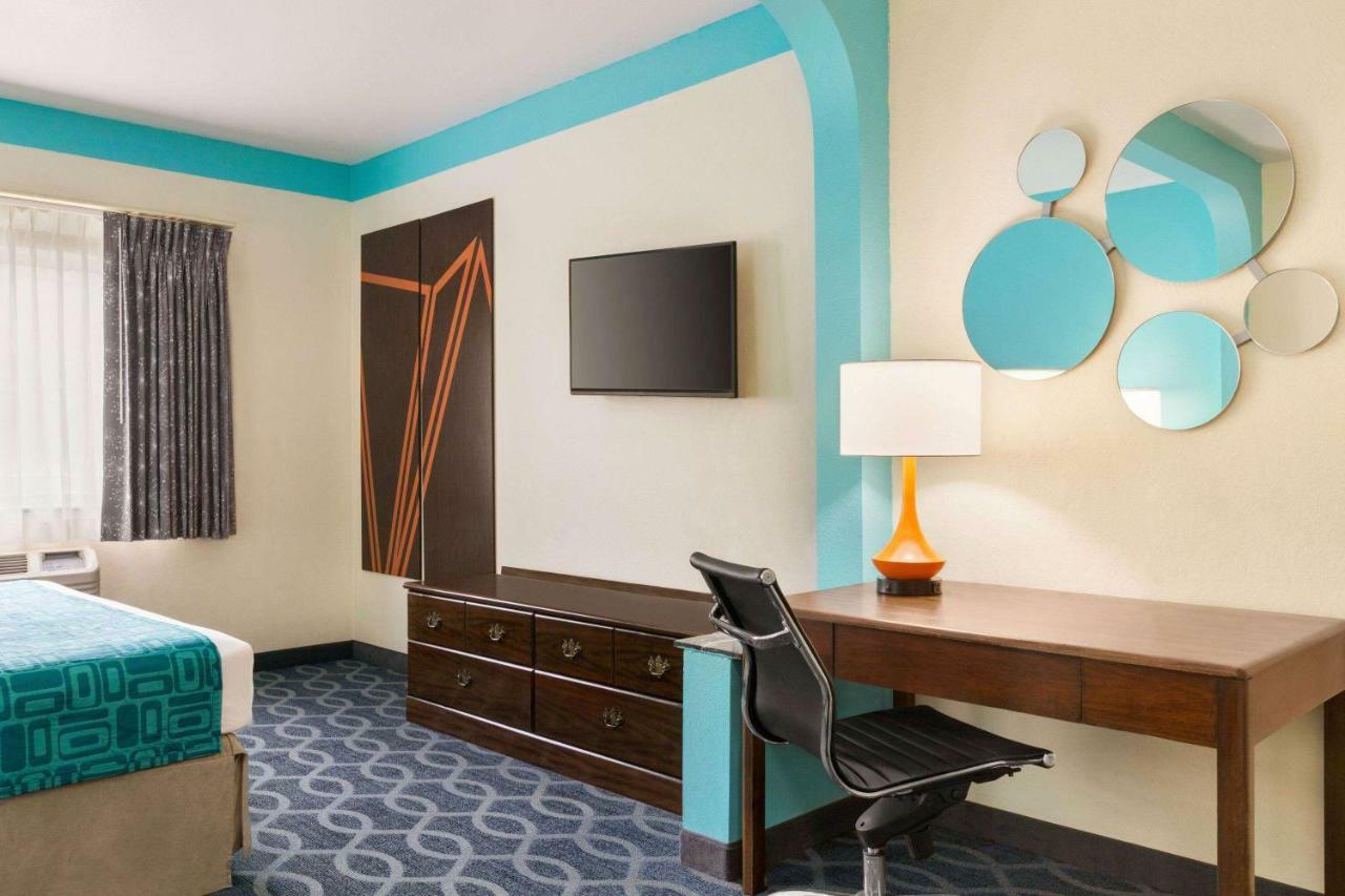 Howard Johnson By Wyndham San Antonio Hotel & Suites Экстерьер фото