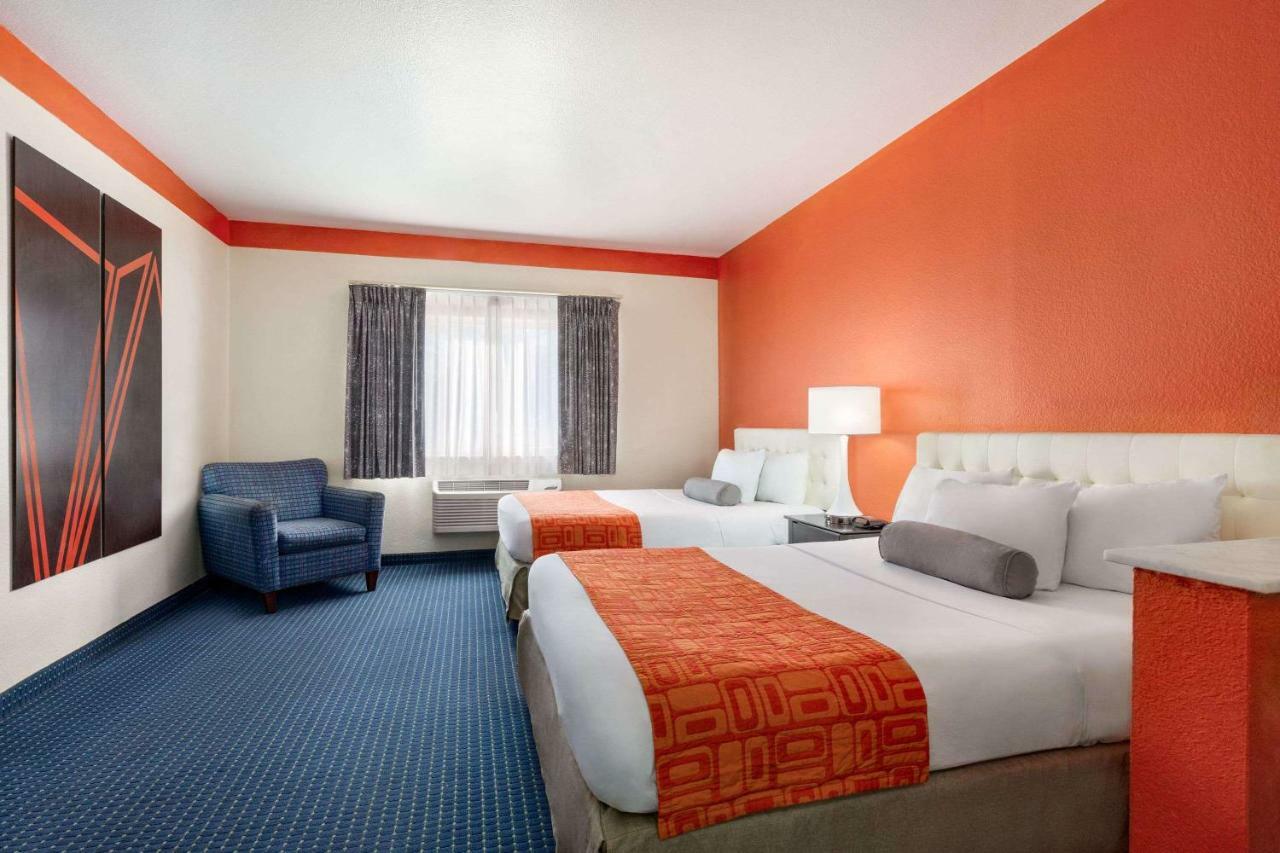 Howard Johnson By Wyndham San Antonio Hotel & Suites Экстерьер фото