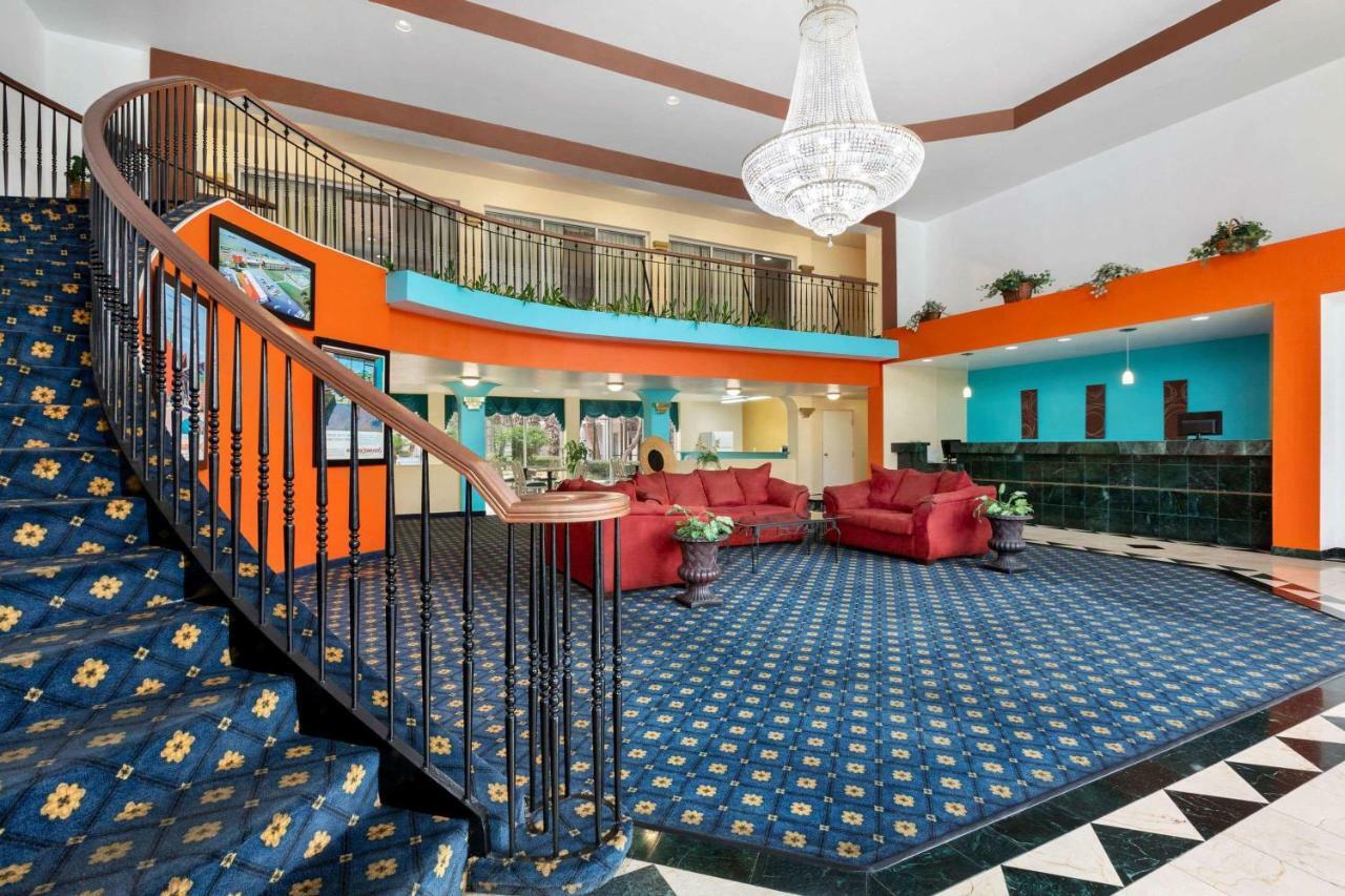 Howard Johnson By Wyndham San Antonio Hotel & Suites Экстерьер фото