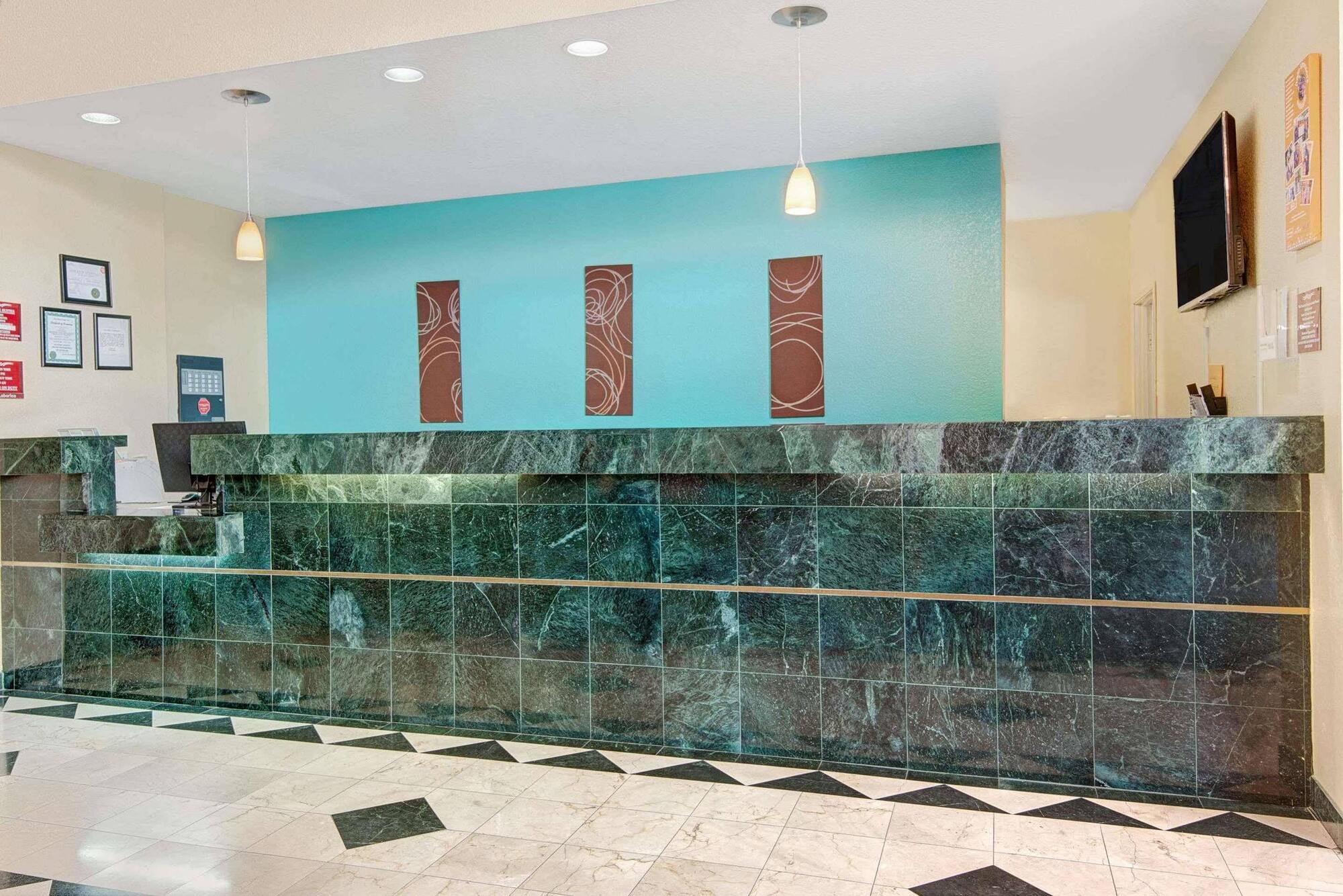 Howard Johnson By Wyndham San Antonio Hotel & Suites Экстерьер фото