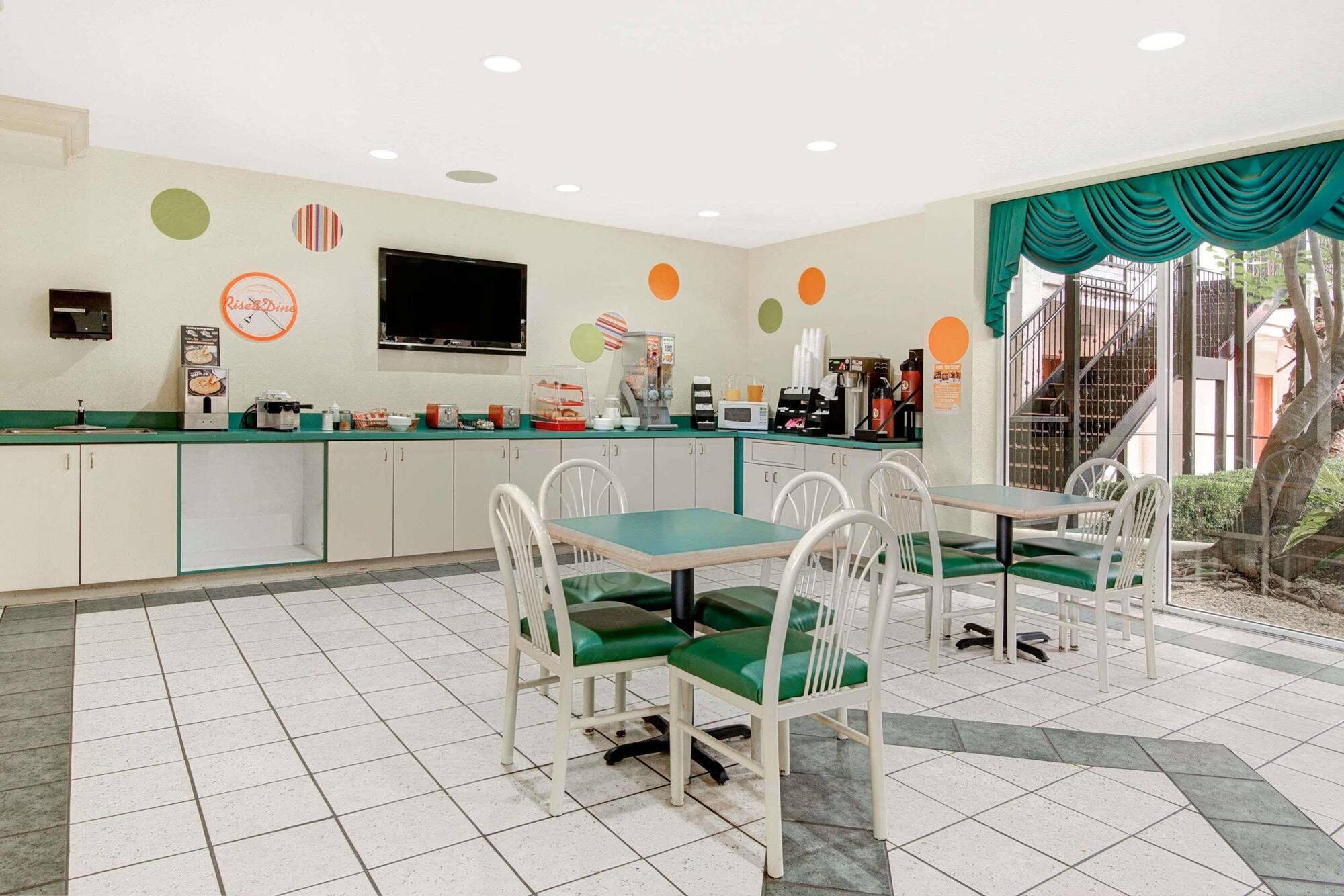 Howard Johnson By Wyndham San Antonio Hotel & Suites Экстерьер фото