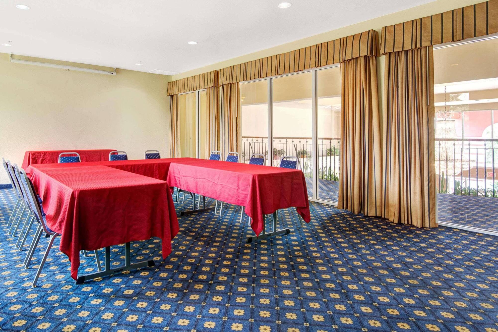 Howard Johnson By Wyndham San Antonio Hotel & Suites Экстерьер фото