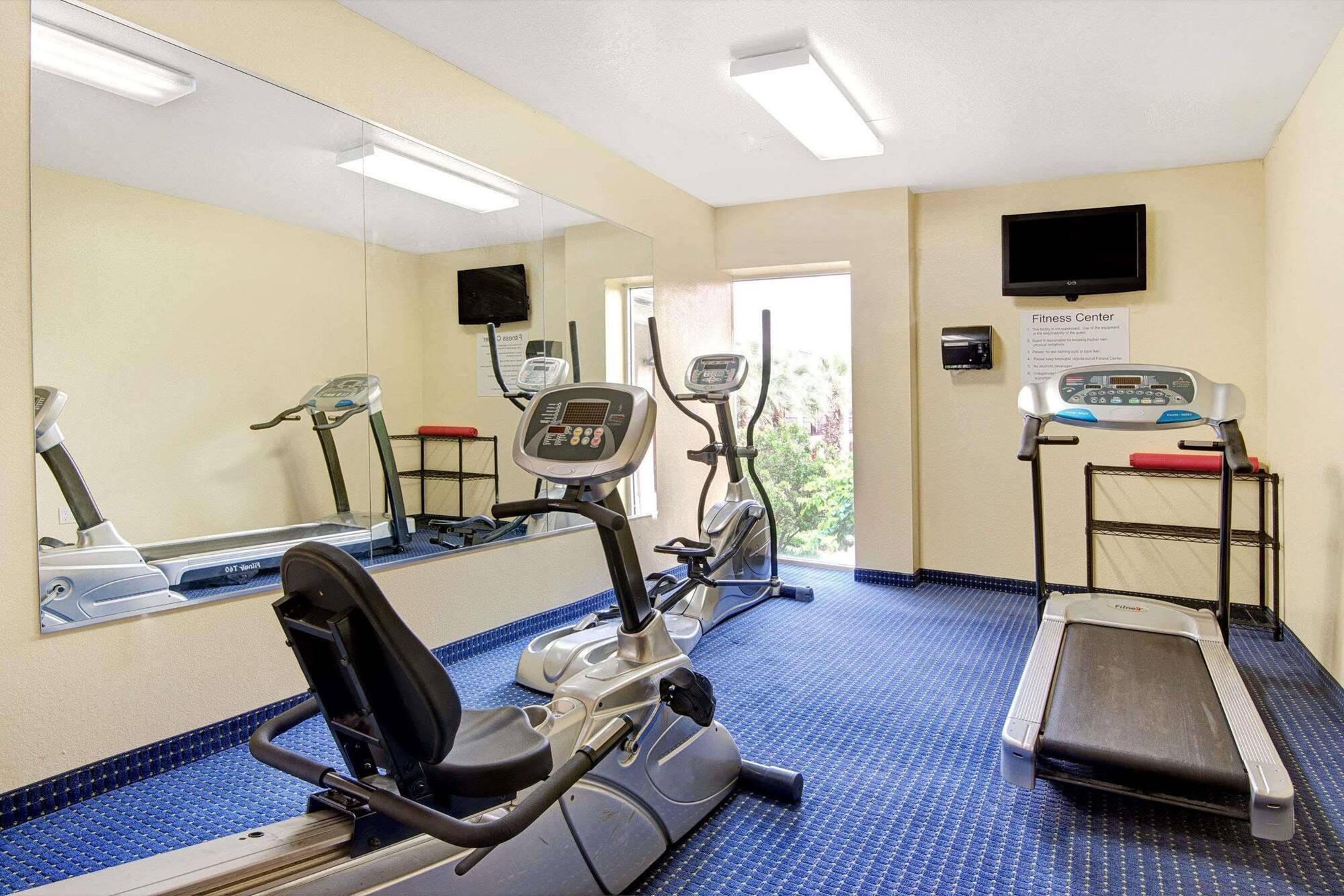 Howard Johnson By Wyndham San Antonio Hotel & Suites Экстерьер фото